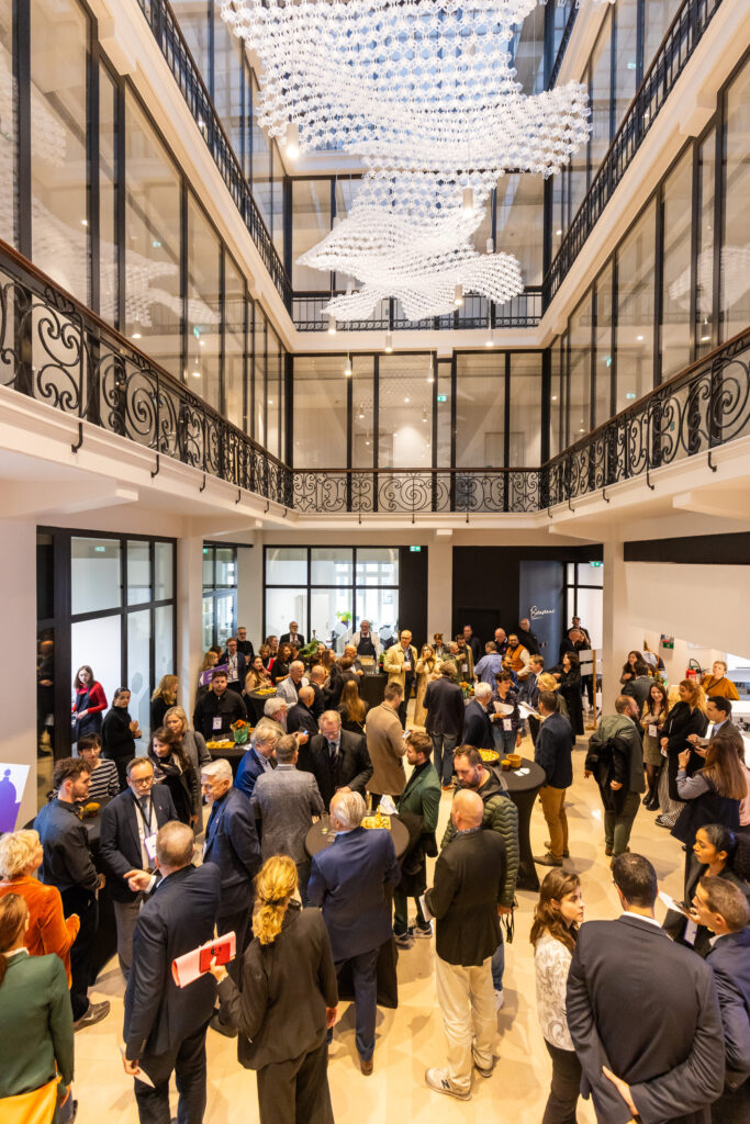Invités réunis dans l’atrium pour l’inauguration de la résidence étudiante Pasteur à Metz, le 22 octobre 2025