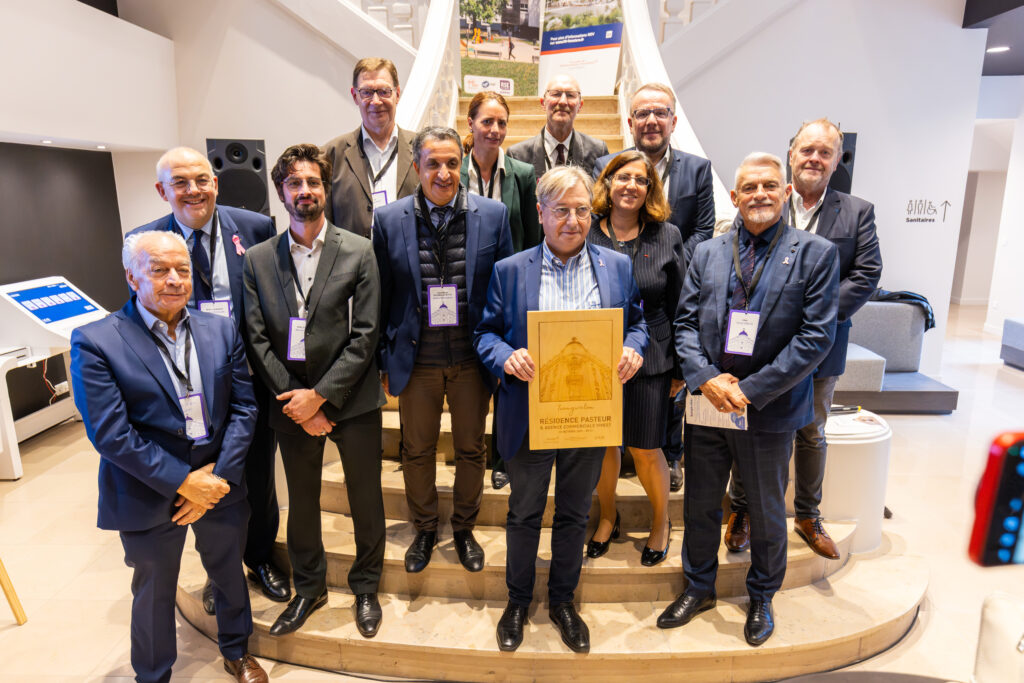 Participants posant avec une plaque lors de l’inauguration de la résidence Pasteur à Metz, le 22 octobre 2025