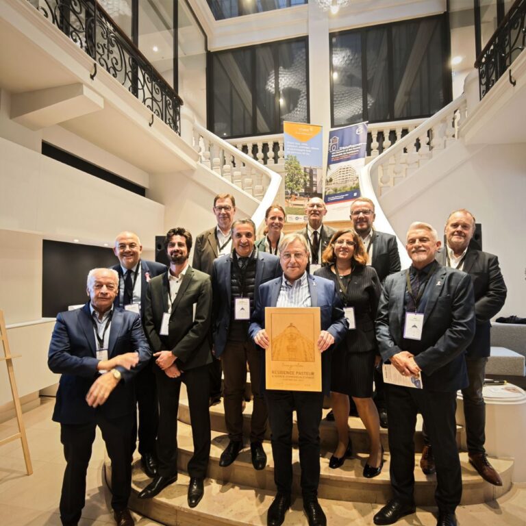 Photo de groupe avec trophée lors de l’inauguration de la résidence étudiante Pasteur à Metz, en octobre 2025