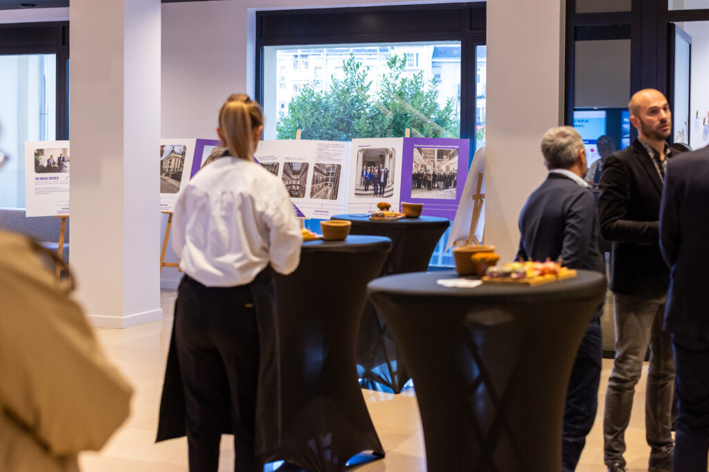 Invités échangeant autour de tables hautes lors de l’inauguration de la résidence Pasteur à Metz, en octobre 2025