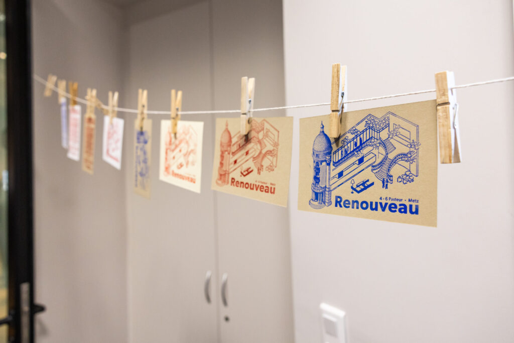 Cartes illustrées suspendues lors de l’inauguration de la résidence étudiante Pasteur à Metz, le 22 octobre 2025