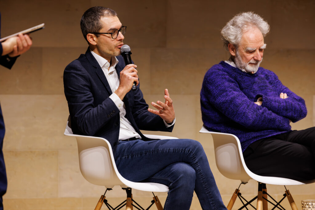 Deux intervenants échangeant au Sommet de la Transformation au 3 Mazarium à Paris, en novembre 2025