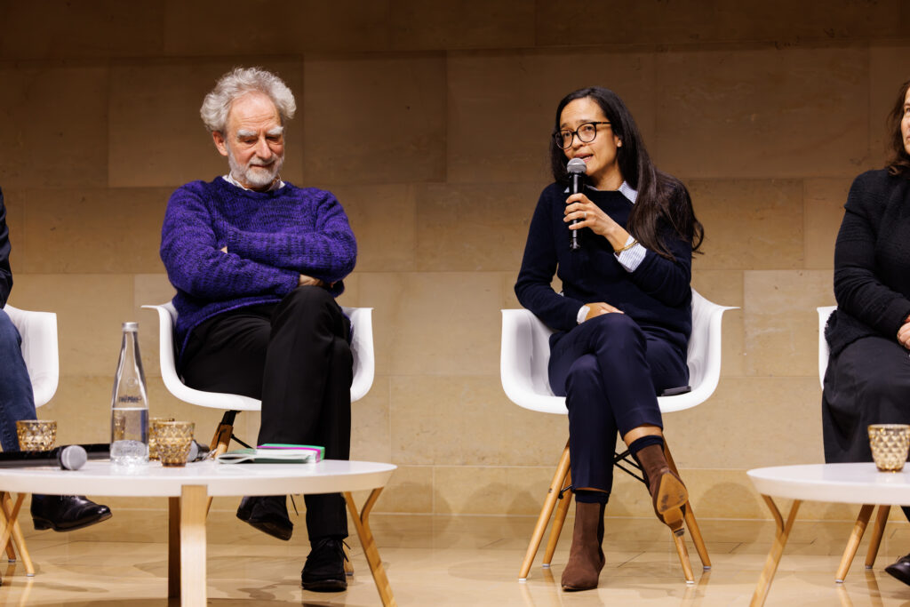 Deux intervenants échangeant lors du Sommet de la Transformation au 3 Mazarium à Paris, en novembre 2025