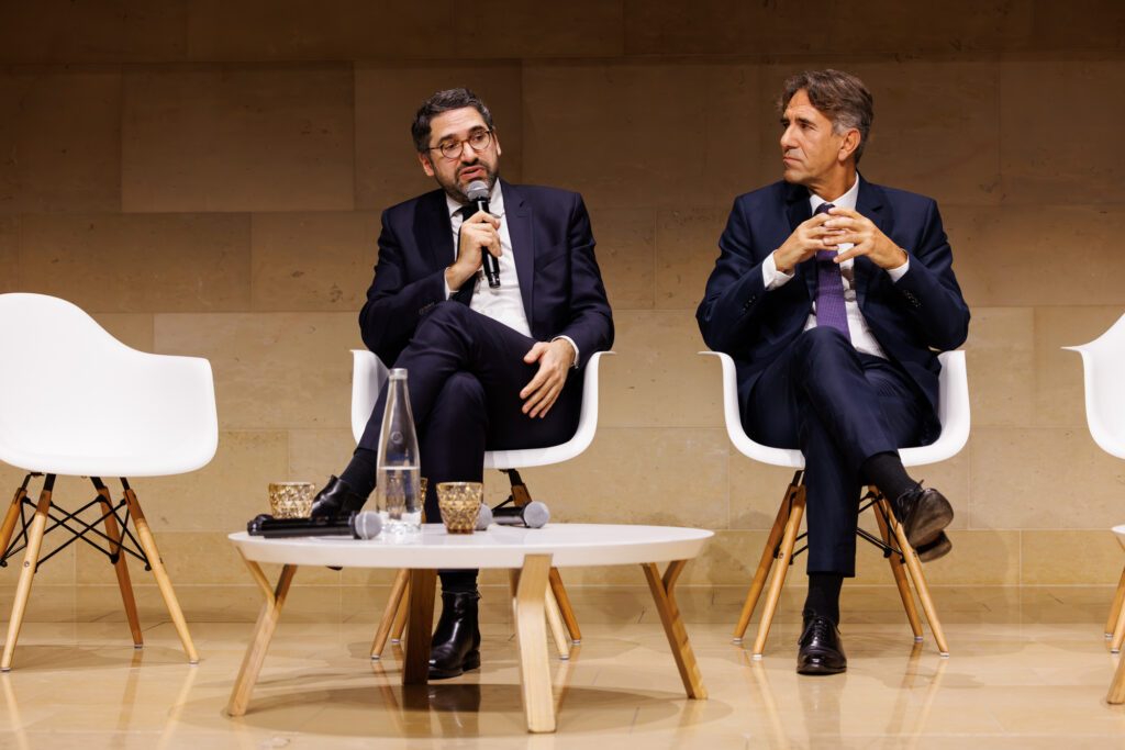 Deux intervenants échangeant sur scène au Sommet de la Transformation à Paris, en novembre 2025