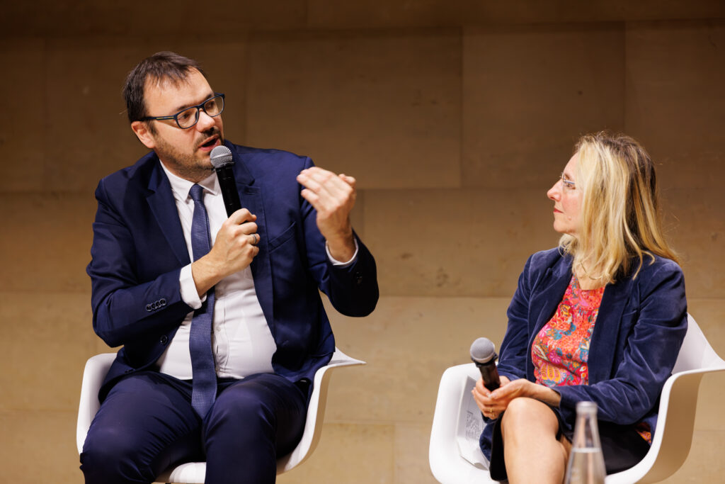 Deux intervenants échangeant sur scène au Sommet de la Transformation au 3 Mazarium à Paris, en novembre 2025