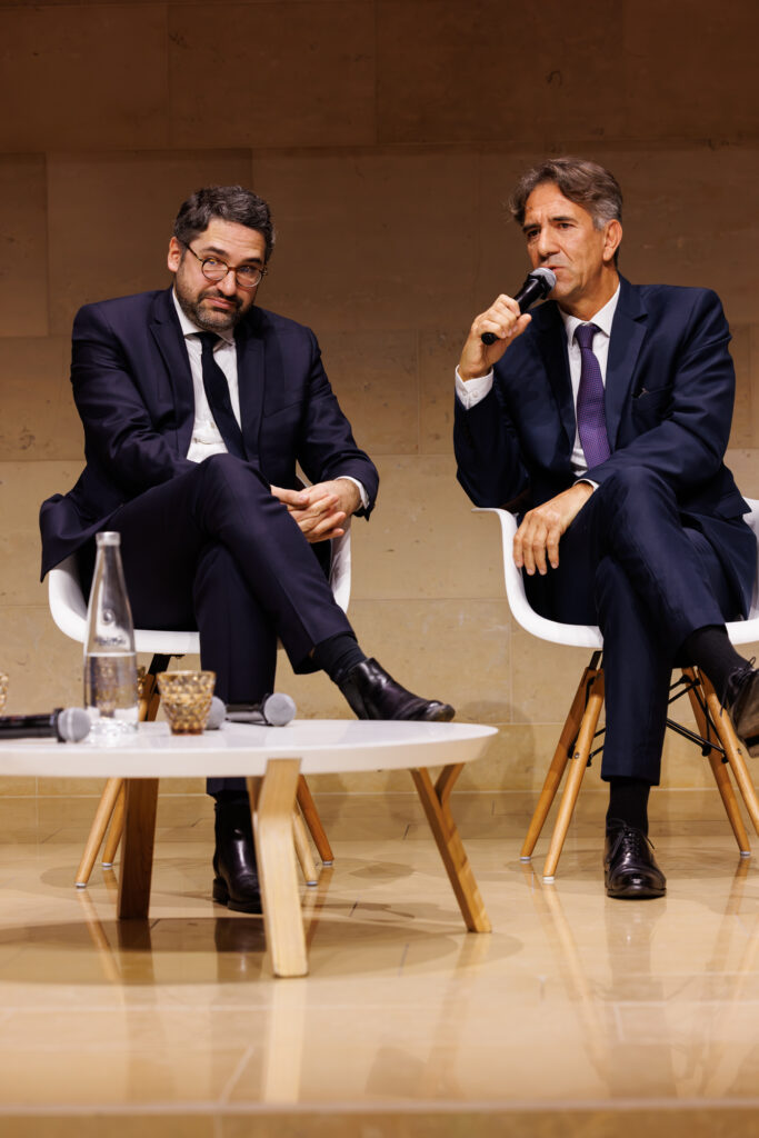 Deux intervenants en discussion au Sommet de la Transformation au 3 Mazarium à Paris, en novembre 2025