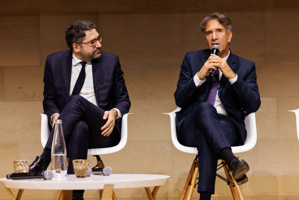Deux intervenants en table ronde au Sommet de la Transformation à Paris, en novembre 2025