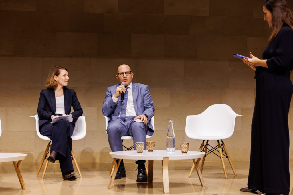 Deux intervenants en table ronde au Sommet de la Transformation au 3 Mazarium à Paris, en novembre 2025