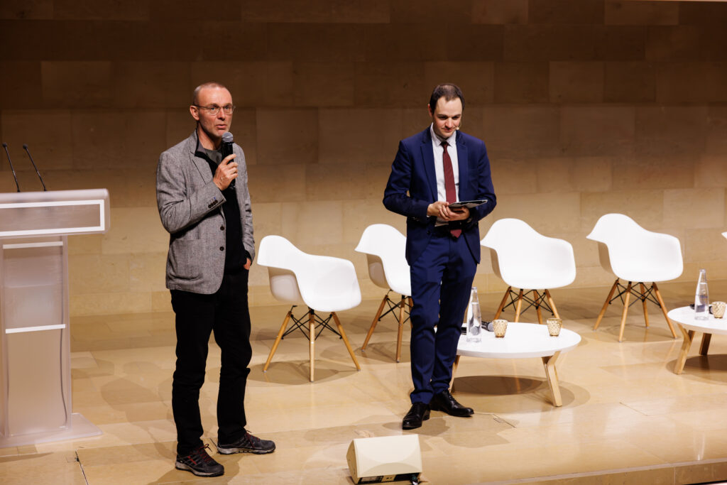 Deux intervenants prenant la parole au Sommet de la Transformation au 3 Mazarium à Paris, en novembre 2025