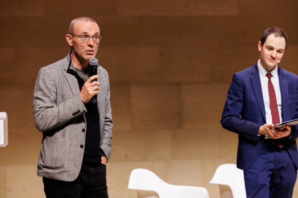 Deux intervenants sur scène lors du Sommet de la Transformation au 3 Mazarium à Paris, en novembre 2025