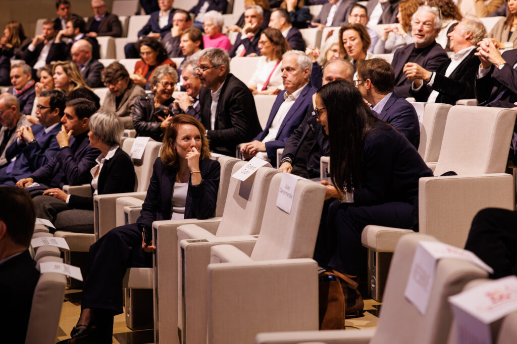 Deux participantes échangeant dans le public du Sommet de la Transformation à Paris, en novembre 2025