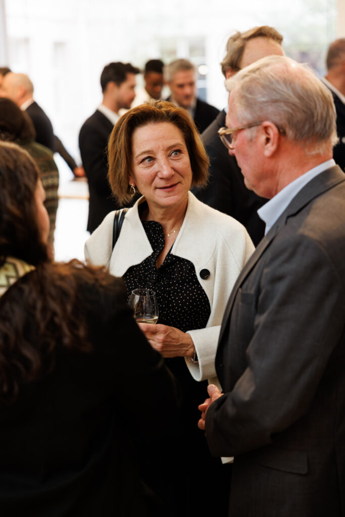 Deux participants échangeant au Sommet de la Transformation au 3 Mazarium à Paris, en novembre 2025