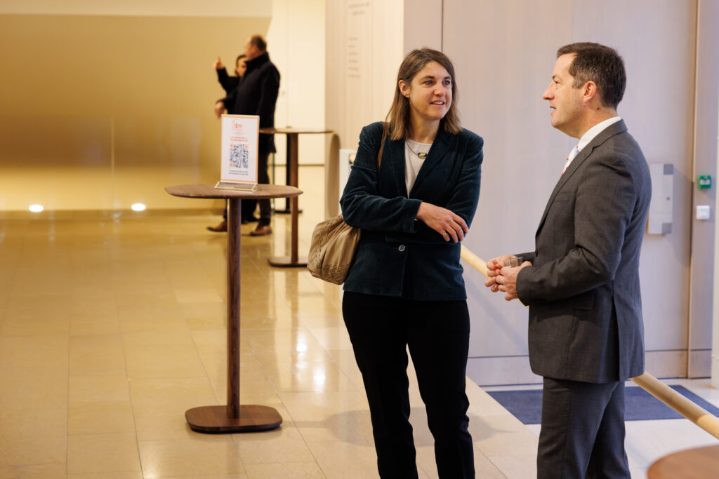 Deux participants échangeant lors du Sommet de la Transformation au 3 Mazarium à Paris, novembre 2025