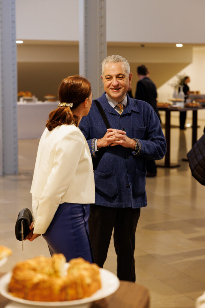 Deux participants échangeant près du buffet au Sommet de la Transformation à Paris, en novembre 2025
