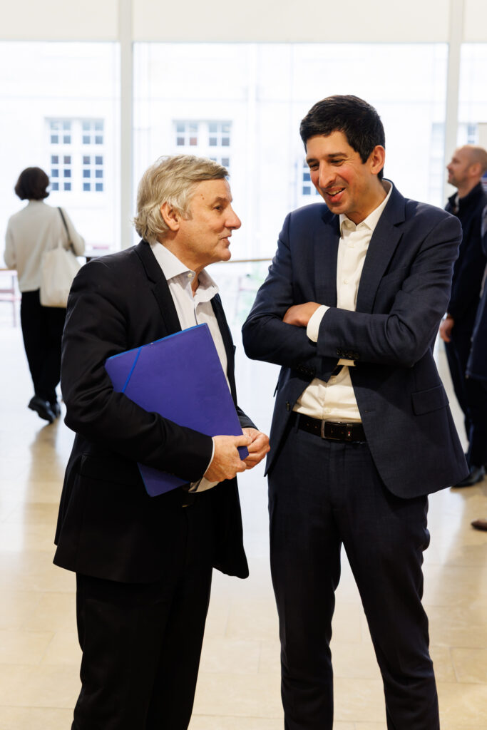 Deux participants échangent lors du Sommet de la Transformation au 3 Mazarium à Paris, en novembre 2025