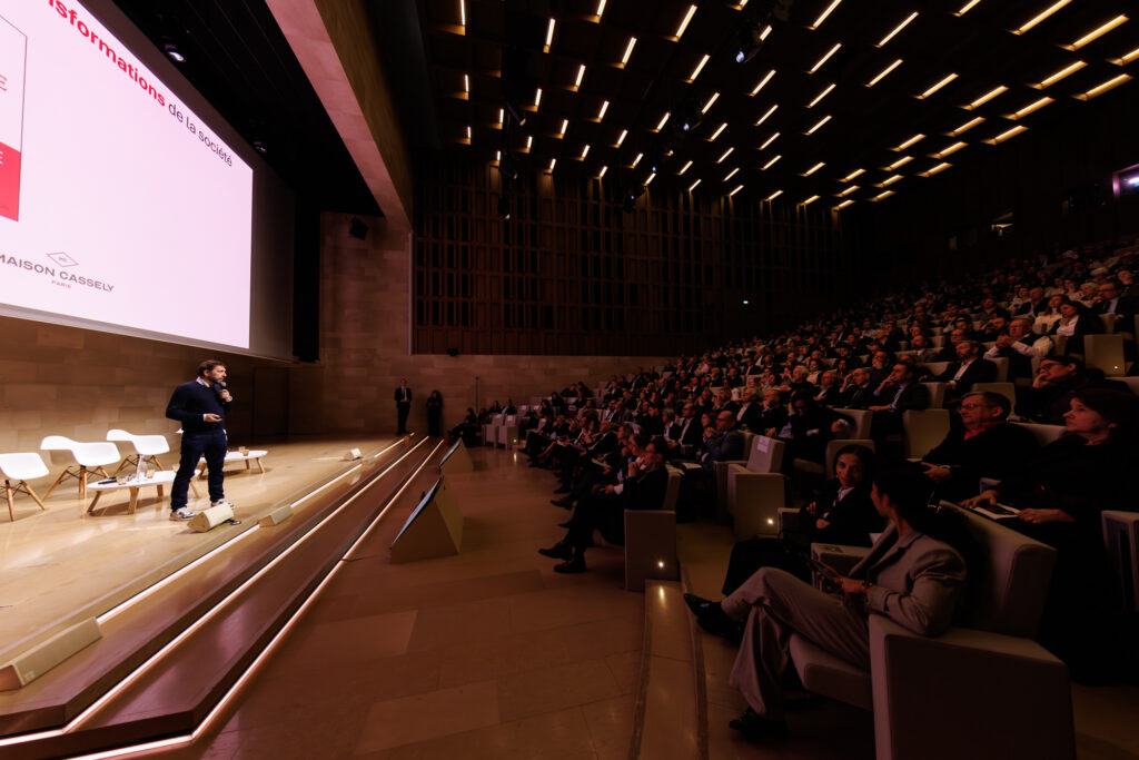 Intervenant face au public lors du Sommet de la Transformation au 3 Mazarium à Paris, en novembre 2025