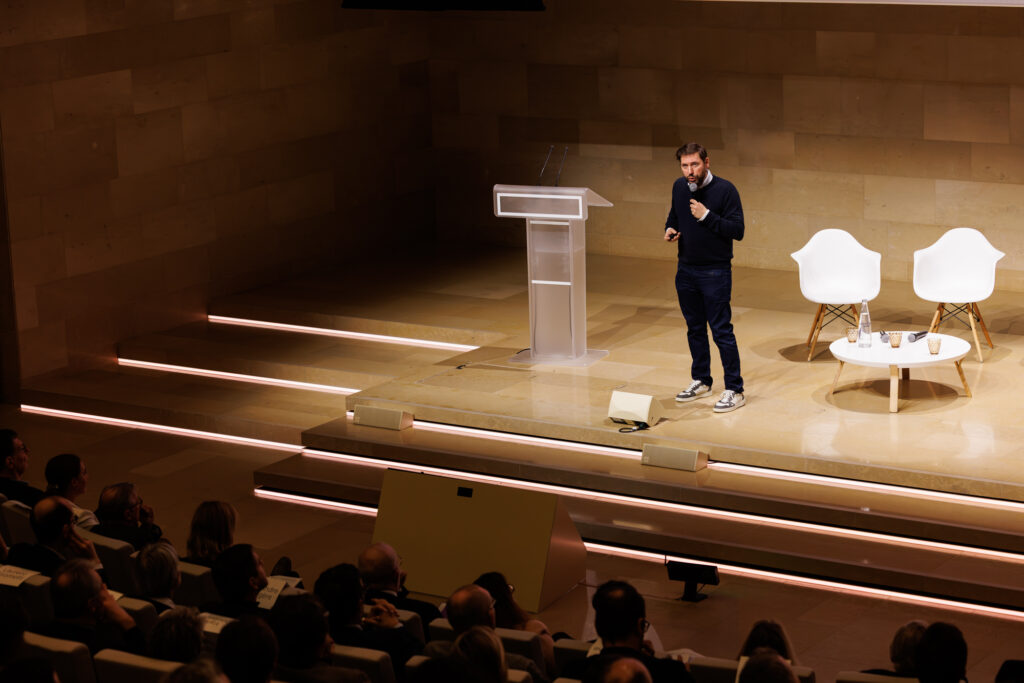 Intervenant face au public lors du Sommet de la Transformation au 3 Mazarium à Paris, novembre 2025