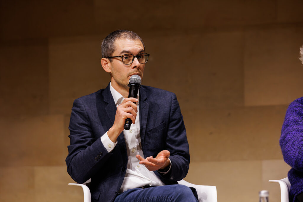Intervenant prenant la parole au Sommet de la Transformation au 3 Mazarium à Paris, en novembre 2025