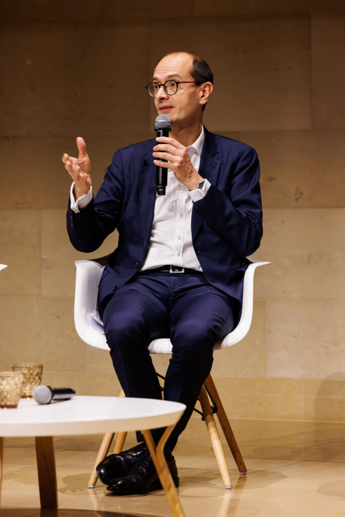 Intervenant prenant la parole au Sommet de la Transformation au 3 Mazarium à Paris, novembre 2025