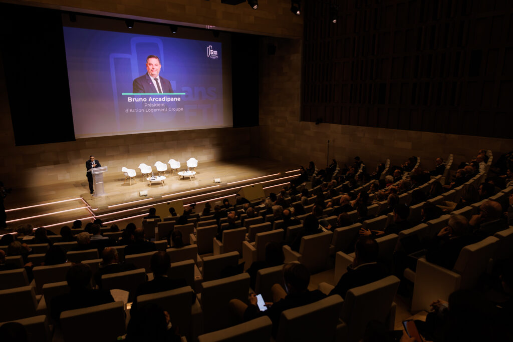 Intervenant sur scène devant le public du Sommet de la Transformation au 3 Mazarium à Paris, novembre 2025