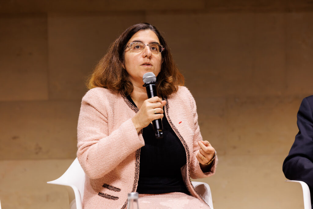 Intervenante prenant la parole au Sommet de la Transformation au 3 Mazarium à Paris, en novembre 2025