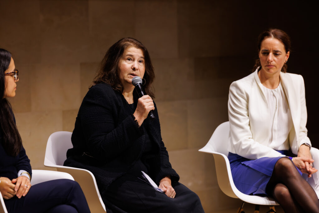 Intervenante prenant la parole lors du Sommet de la Transformation au 3 Mazarium à Paris, en novembre 2025