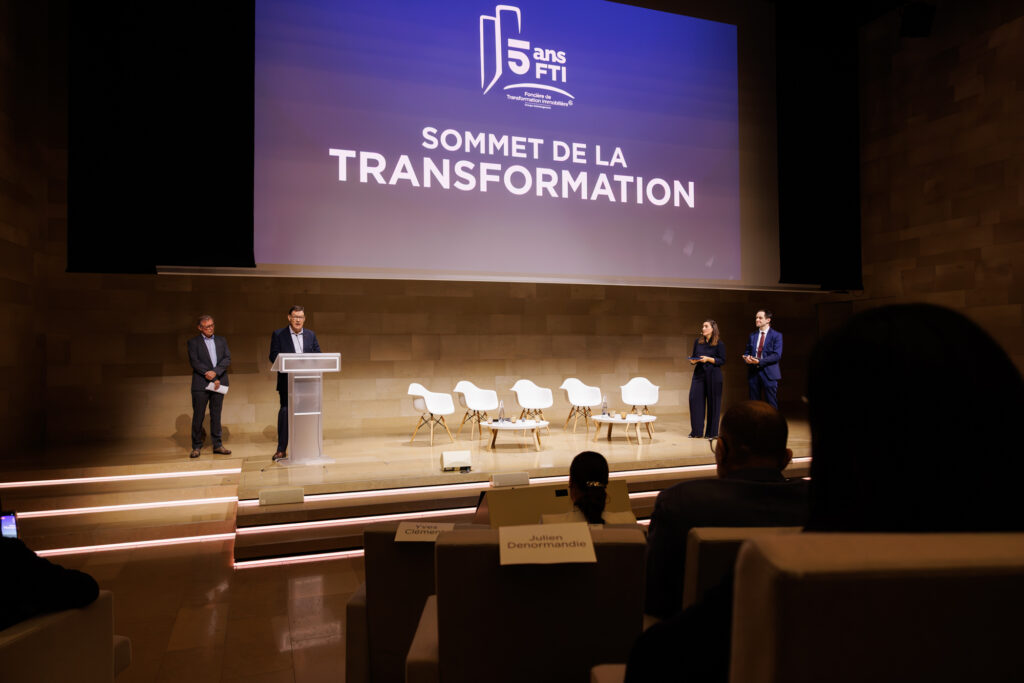 Intervenants sur scène au 3 Mazarium à Paris lors du Sommet de la Transformation, en novembre 2025