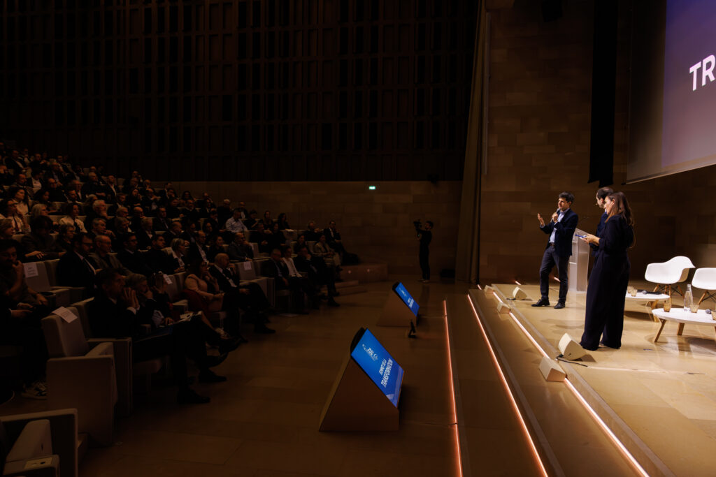 Intervenants sur scène face au public lors du Sommet de la Transformation au 3 Mazarium à Paris, en novembre 2025