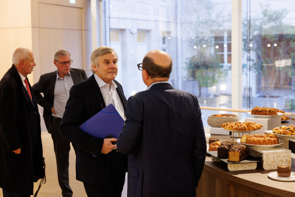 Invités échangeant près du buffet lors du Sommet de la Transformation au 3 Mazarium à Paris, en novembre 2025