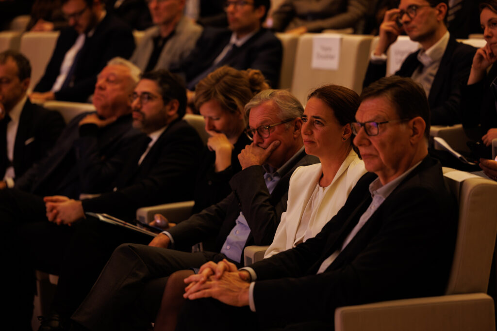 Participants assis au premier rang du Sommet de la Transformation au 3 Mazarium à Paris, en novembre 2025