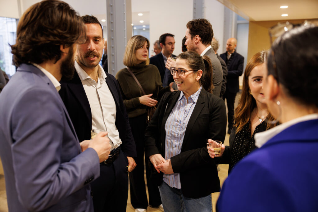 Participants échangeant lors du Sommet de la Transformation au 3 Mazarium à Paris, en novembre 2025