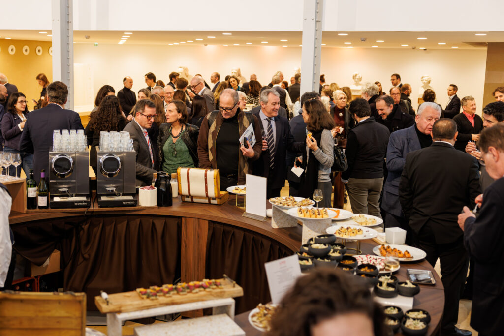 Participants réunis autour d’un buffet au Sommet de la Transformation à Paris, en novembre 2025