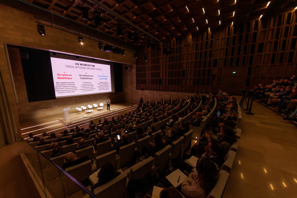 Public réuni dans l’auditorium du 3 Mazarium à Paris lors du Sommet de la Transformation, en novembre 2025