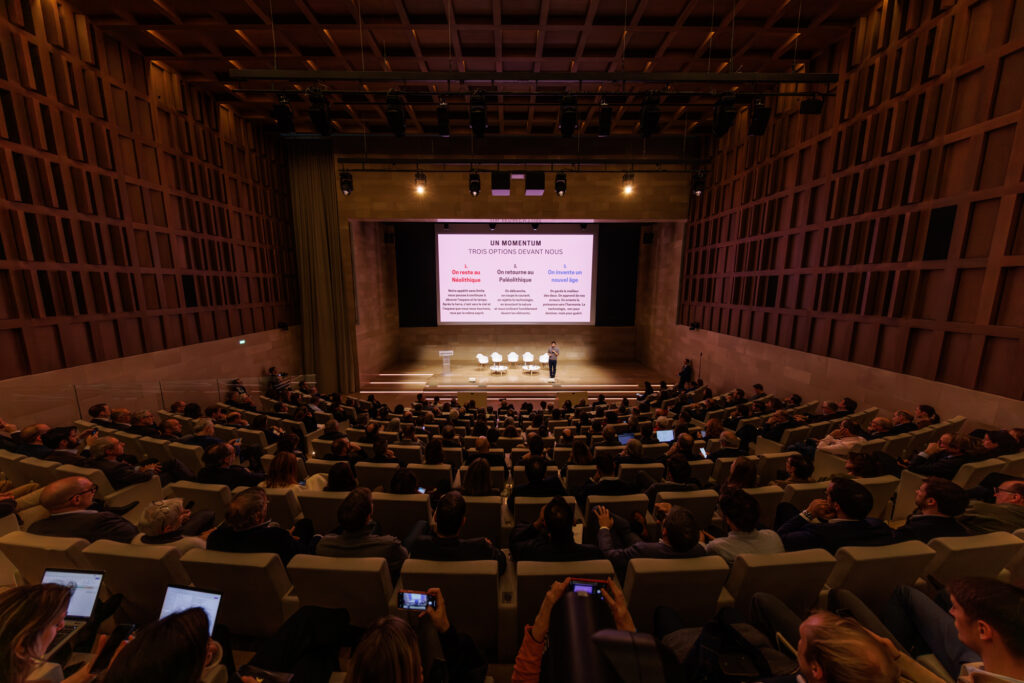 Public réuni face à la scène du Sommet de la Transformation au 3 Mazarium à Paris, en novembre 2025