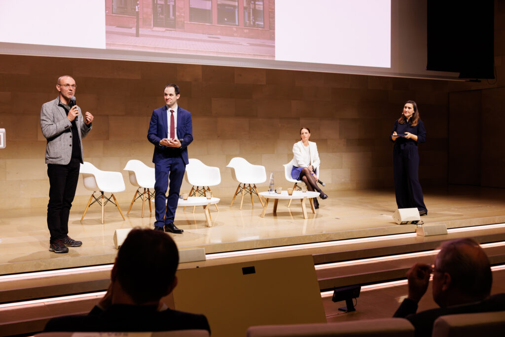 Quatre intervenants sur scène au Sommet de la Transformation au 3 Mazarium à Paris, en novembre 2025
