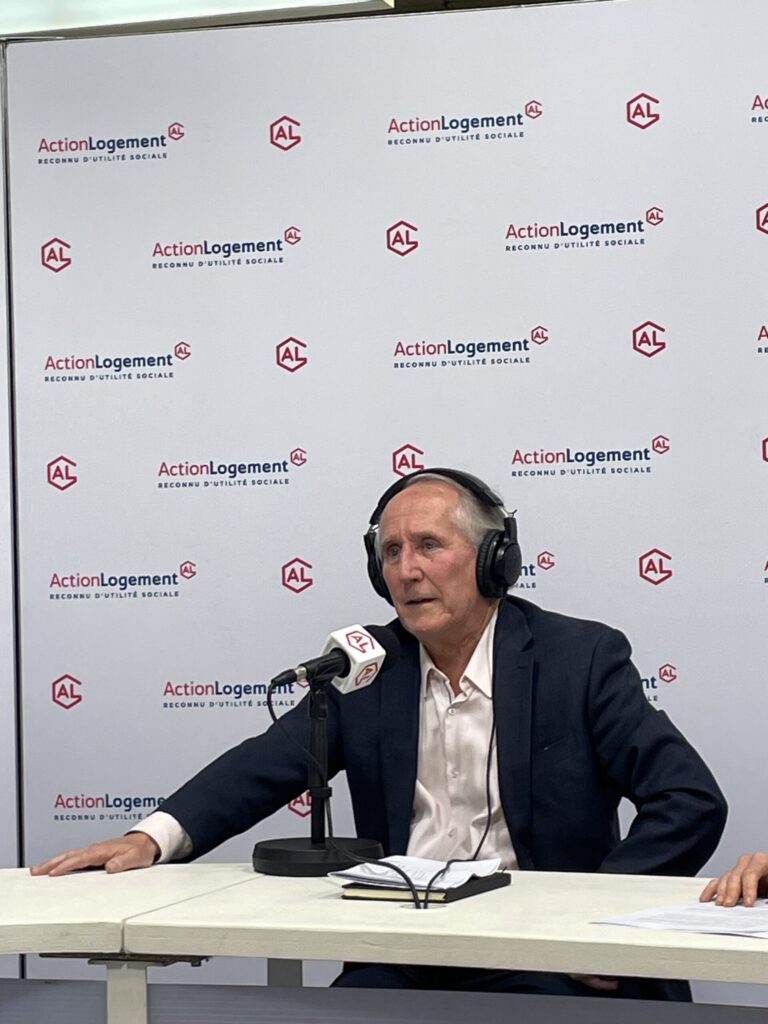 Patrick Jarry intervenant au Salon des Maires devant un fond Action Logement, en novembre 2025