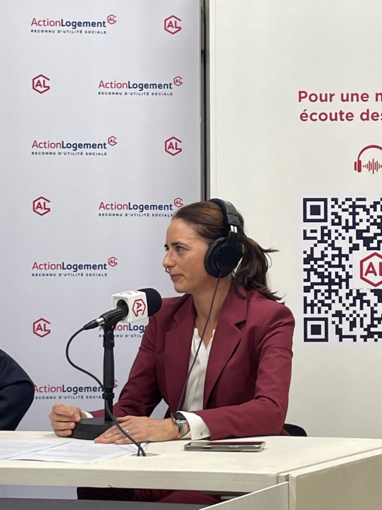 Intervenante de la FTI interviewée sur le stand Action Logement au Salon des Maires, le 19 novembre 2025