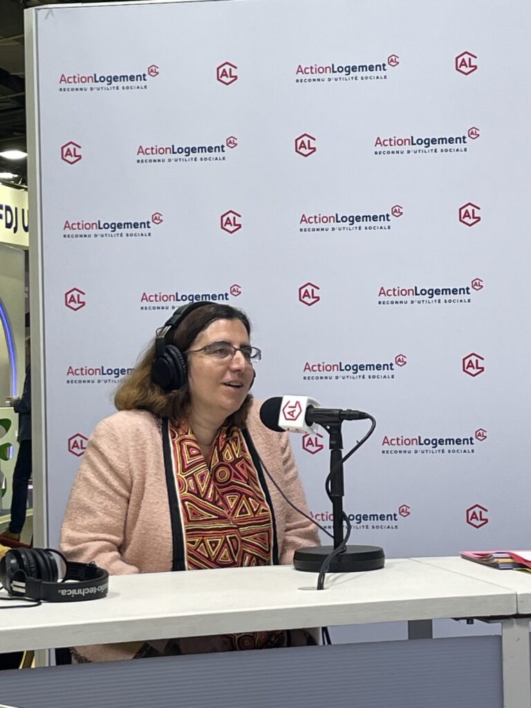 Nadia au micro sur le stand Action Logement lors du Salon des Maires, en novembre 2025