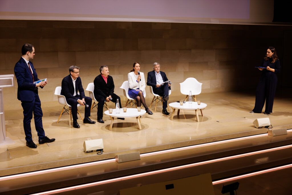 Six intervenants sur scène au Sommet de la Transformation au 3 Mazarium à Paris, en novembre 2025