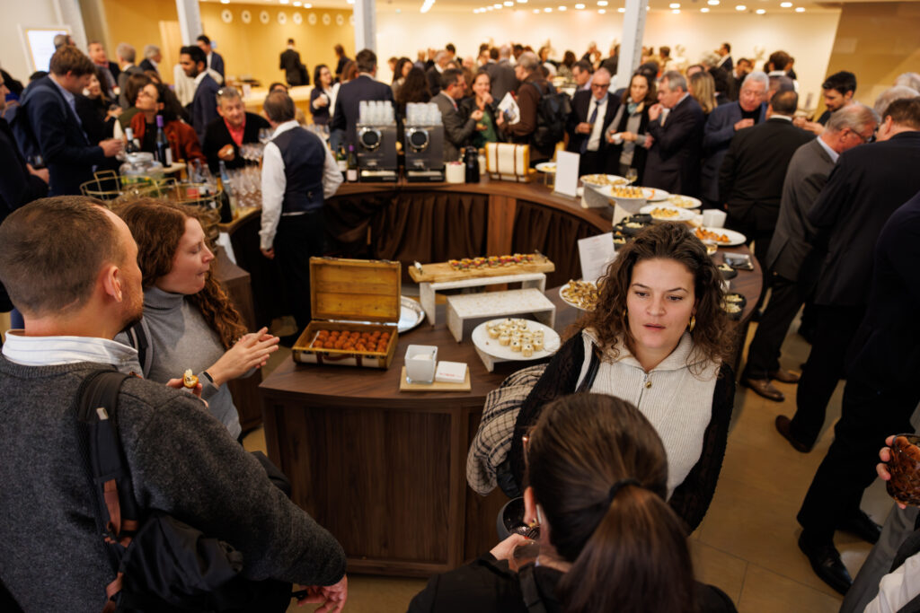 Participants réunis autour d’un buffet lors du Sommet de la Transformation à Paris, en novembre 2025