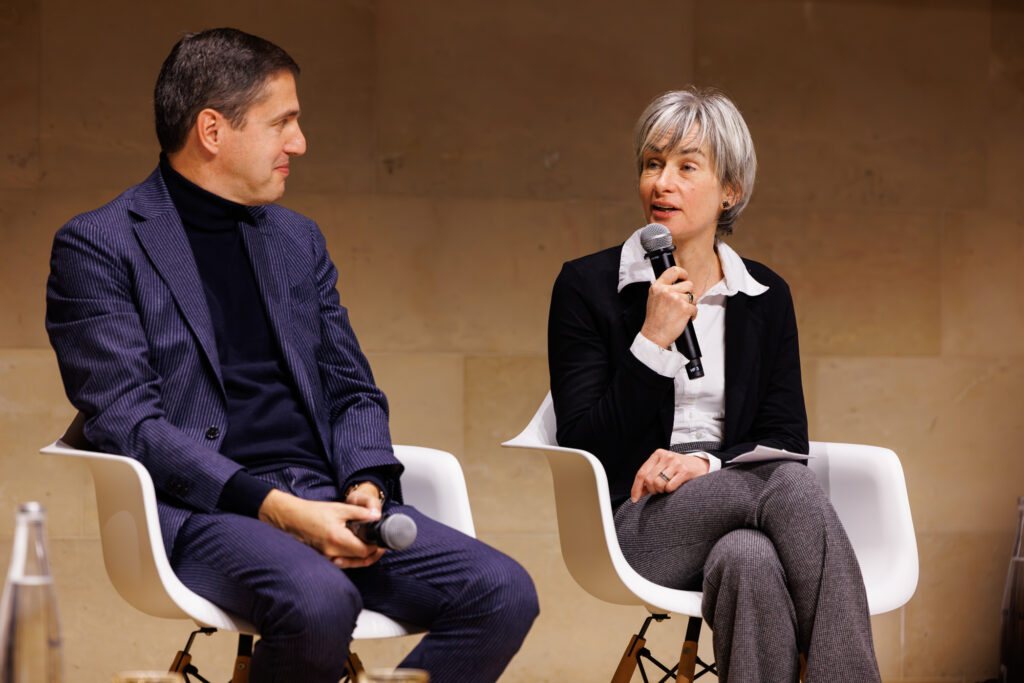 Deux intervenants échangeant sur scène au Sommet de la Transformation à Paris, en novembre 2025