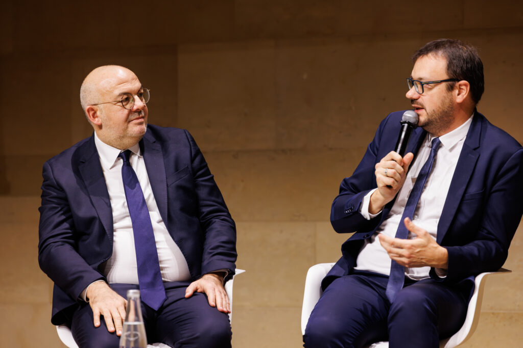 Deux intervenants échangeant sur scène au Sommet de la Transformation à Paris, en novembre 2025