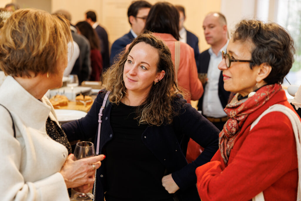 Trois participantes échangeant lors du Sommet de la Transformation au 3 Mazarium à Paris, en novembre 2025