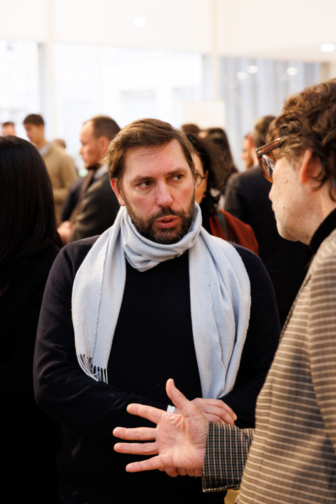Deux participants échangeant lors du Sommet de la Transformation au 3 Mazarium à Paris, en novembre 2025