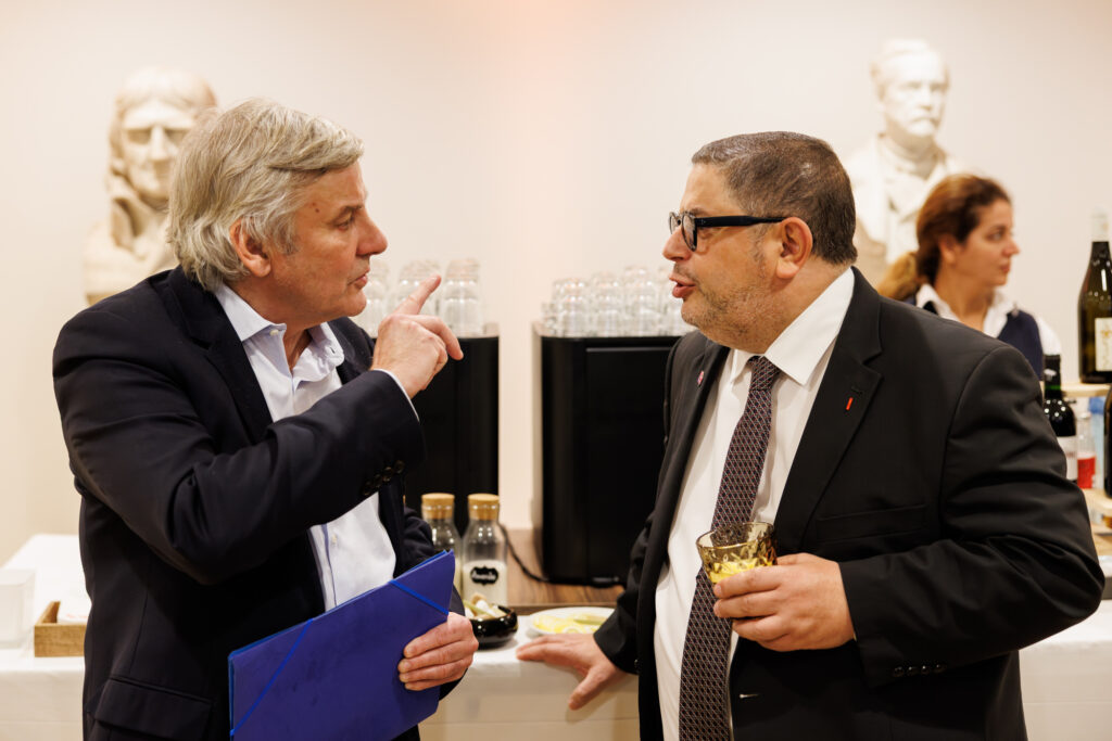 Deux participants échangeant lors du Sommet de la Transformation au 3 Mazarium à Paris, en novembre 2025