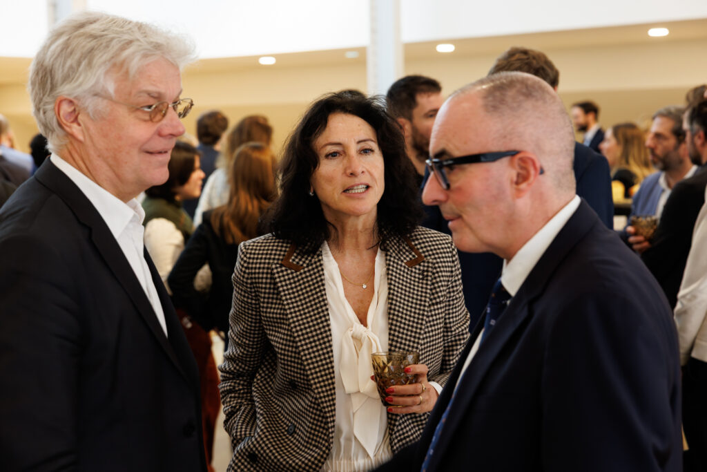 Trois participants échangeant lors du Sommet de la Transformation au 3 Mazarium à Paris, en novembre 2025