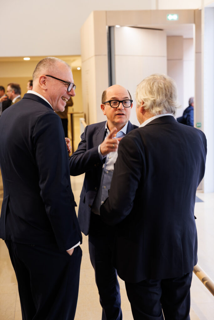 Trois participants échangeant au Sommet de la Transformation au 3 Mazarium à Paris, en novembre 2025