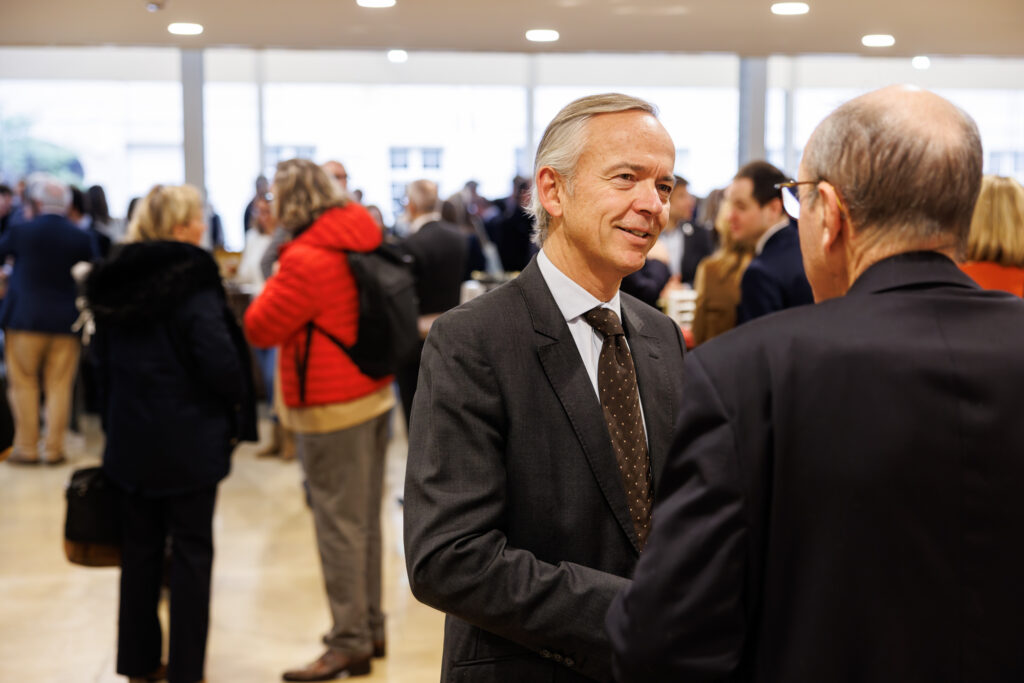 Deux participants échangeant lors du Sommet de la Transformation au 3 Mazarium à Paris, en novembre 2025
