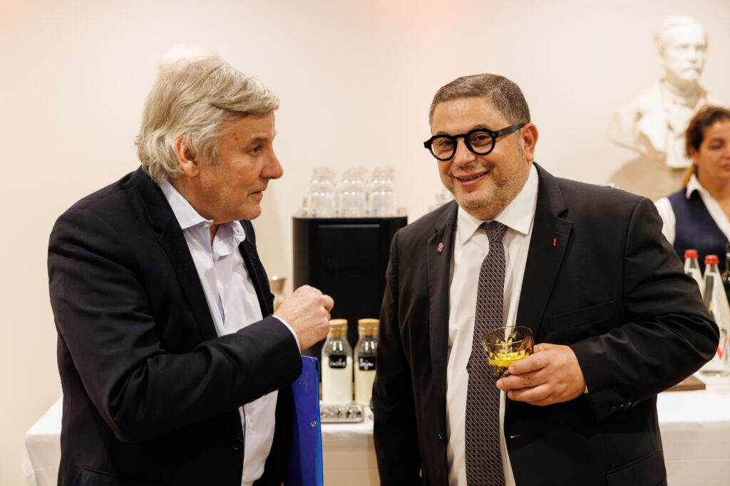 Deux participants échangeant lors du Sommet de la Transformation au 3 Mazarium à Paris, en novembre 2025