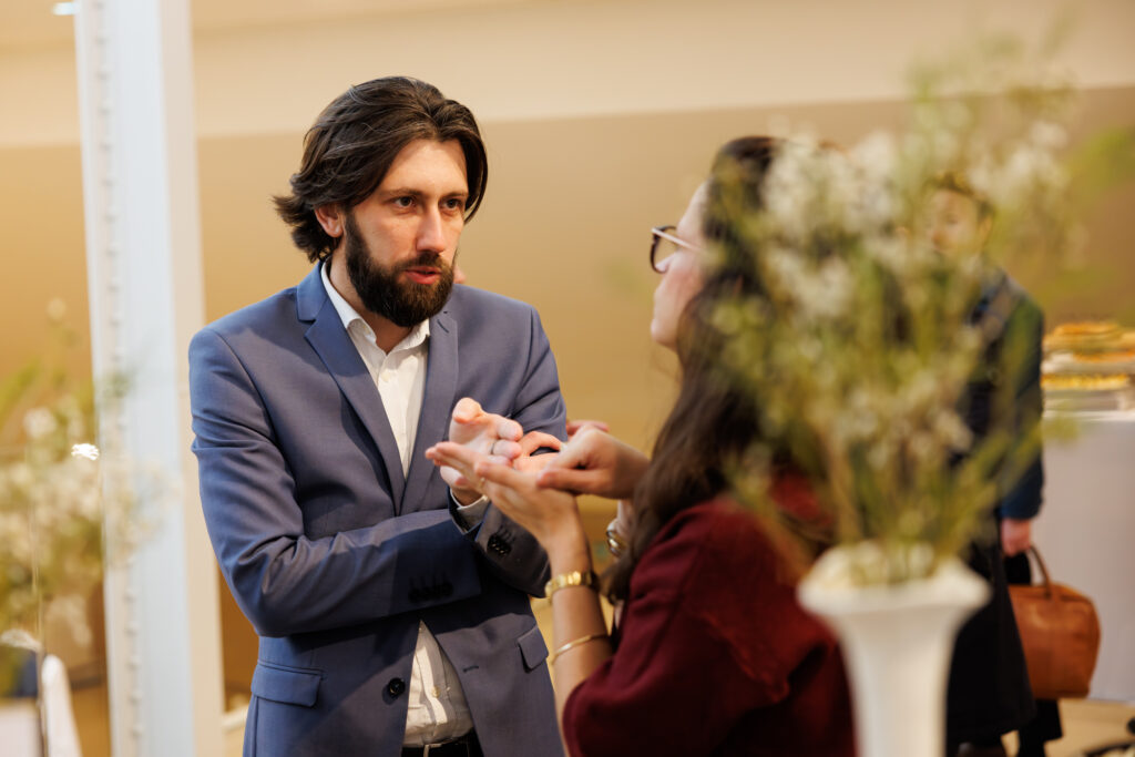 Deux participants échangeant lors du Sommet de la Transformation au 3 Mazarium à Paris, en novembre 2025